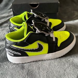 Kids Jordan1 Low Alt sneakers